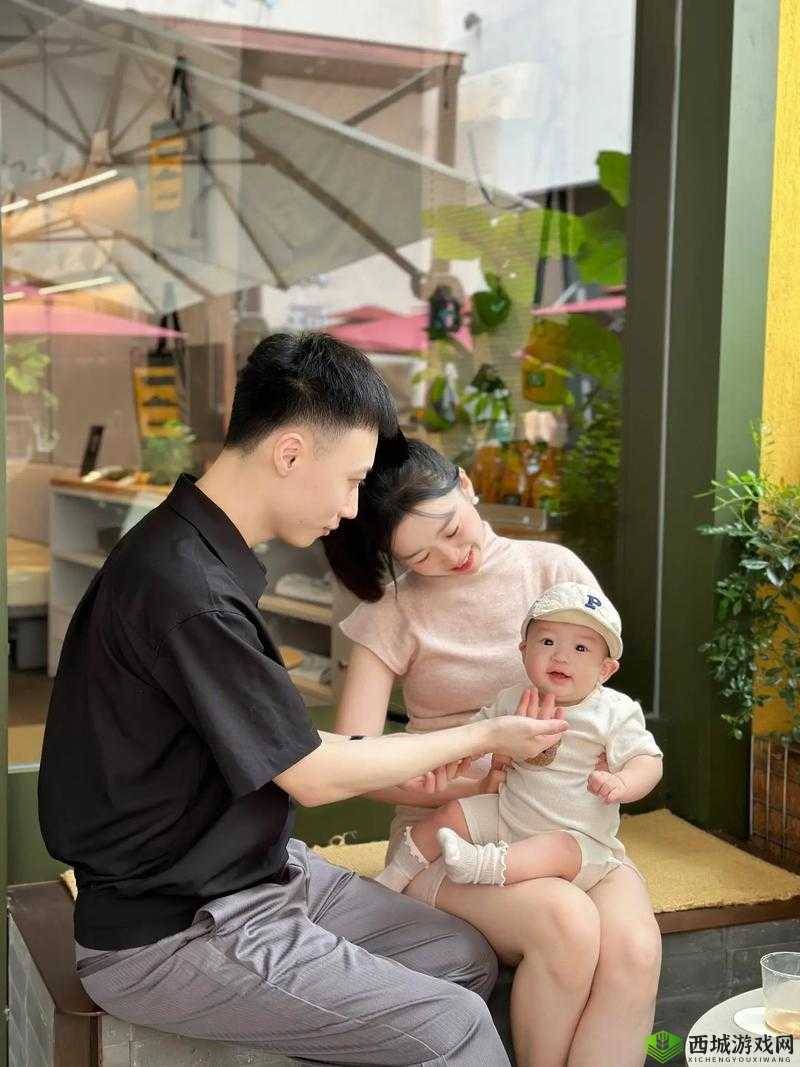 年轻夫妻哄睡小孩后开监控